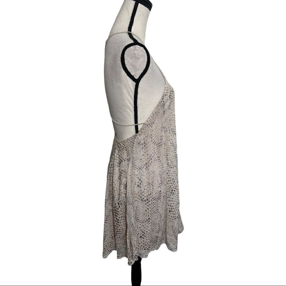 ⭐️ 3/$30 SILENCE & NOISE Sleeveless Snake Print Dress. Open Back. Size Small - Picture 4 of 8